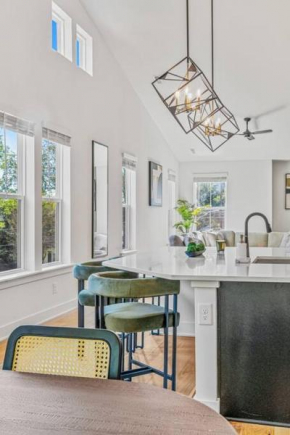 Modern 4BR Retreat in Uptown!